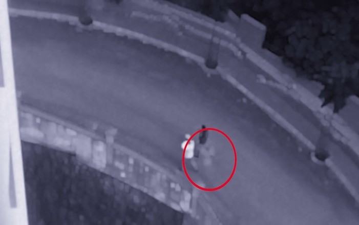 Una giovane coppia è perseguitata da un fantasma ossessivo