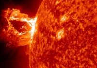 Una potente tempesta magnetica sulla Terra è stata innescata da un brillamento solare. 