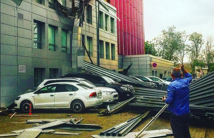 L'uragano di Mosca ha persino distrutto la piramide in periferia