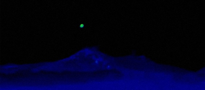 Un UFO può volare nella bocca di un vulcano?