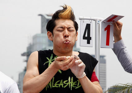 Takeru Kobayashi, collega atletico (foto di Metro News). 