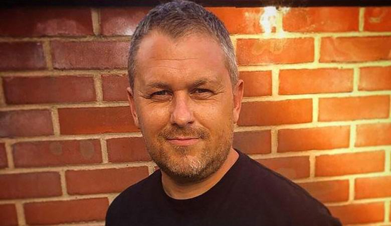 Un uomo ha fotografato lo spirito di una strega nella corona di un albero sospeso