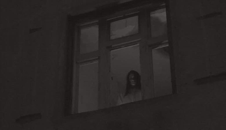 L'uomo fotografato alla finestra il fantasma di una fidanzata recentemente deceduta