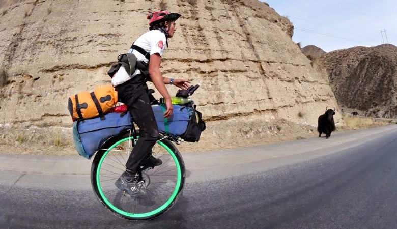 Un uomo in 40 mesi ha viaggiato in tutto il mondo su un monociclo