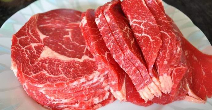 La carne in provetta inizierà a essere venduta tra qualche anno.