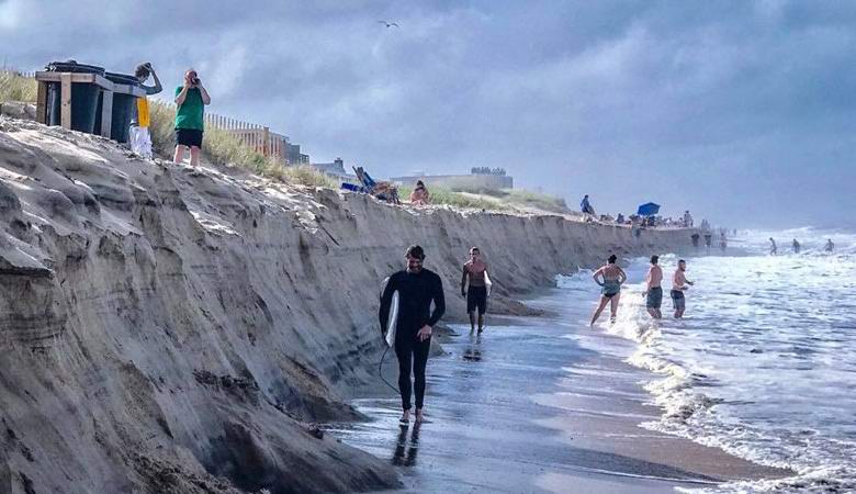 Una roccia misteriosa improvvisamente formata su una spiaggia americana