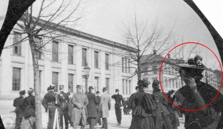 Nella foto del 1890, una donna parla su uno smartphone