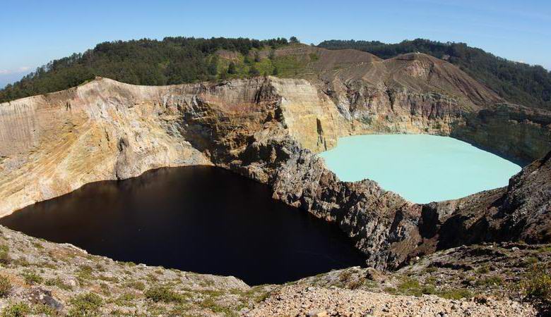 Sull'isola indonesiana di Flores ci sono laghi che cambiano periodicamente colore.