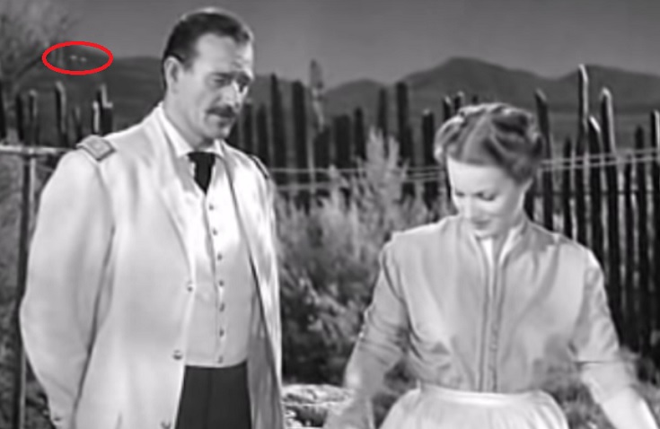 Un oggetto volante non identificato è stato scoperto sulle cornici di un 1950 occidentale