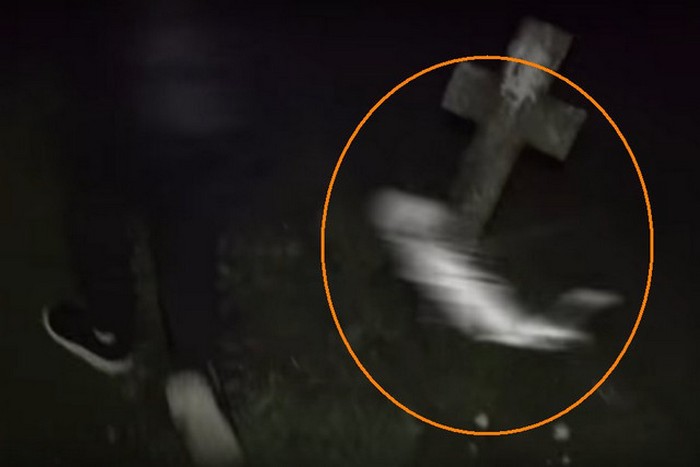 Un fantasma arrabbiato ha attaccato un adolescente in un cimitero