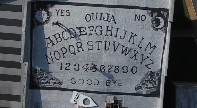 La più grande targa spirituale del mondo è apparsa sul tetto di un hotel stregato