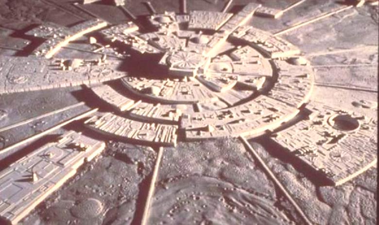 Sulla luna qualcuno erige strutture artificiali