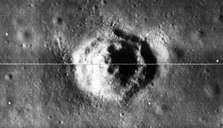 Sulla luna, hanno trovato una base esagonale perfettamente piatta di alieni