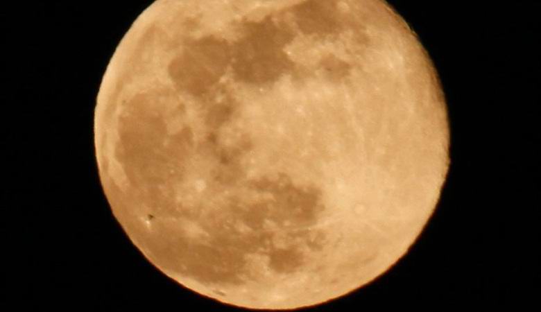 Sulla luna ho notato una piramide oscura