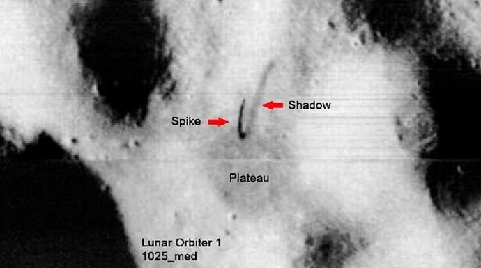 Un'antenna misteriosa è stata scoperta in una fotografia lunare