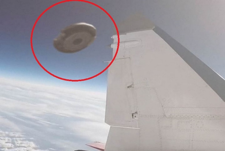 Su una delle vecchie foto della NASA c'erano due UFO