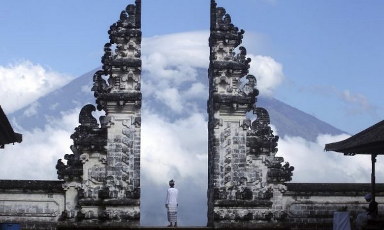 Sull'isola di Bali, una massa di uccelli morti cade dal cielo