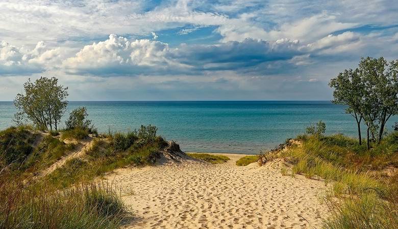 Un'enorme nuvola formata sul lago Michigan negli Stati Uniti simile a uno tsunami