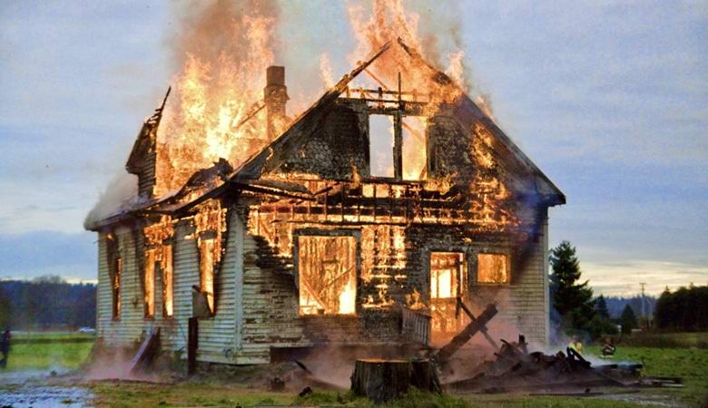 Una casa è stata bruciata su Sakhalin