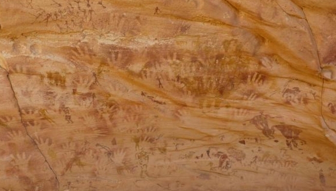 Impronte di mani aliene trovate su una roccia