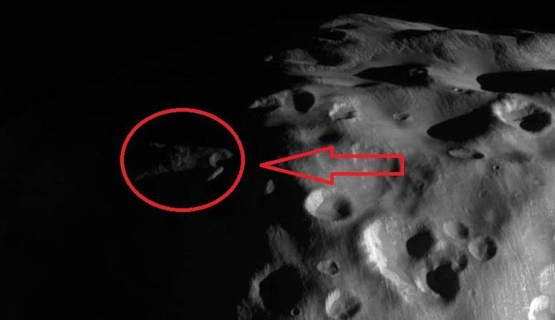 Sul satellite di Saturno notato i detriti di un UFO gigante?