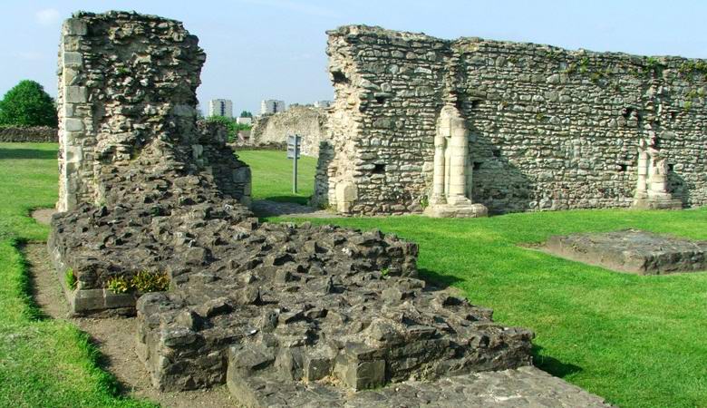 Un fantasma inappropriato in occhiali da sole è stato trovato in una vecchia foto.