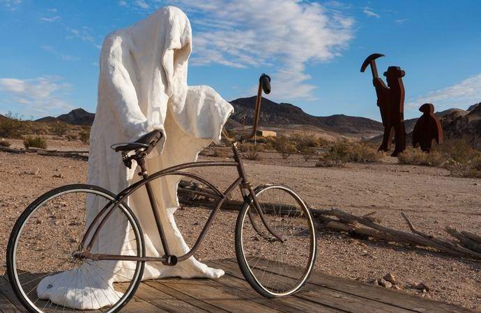 Il video è stato girato come un fantasma che pedala in bicicletta