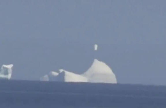 UFO girato sopra un iceberg in Canada