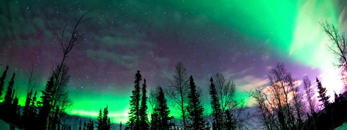 Una magica aurora boreale brucia sull'Alaska