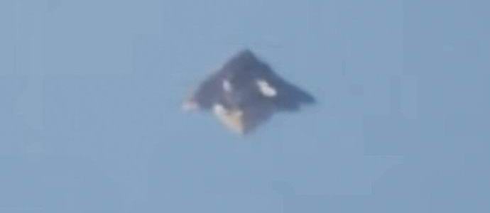 Un UFO piramidale vola sul Brasile