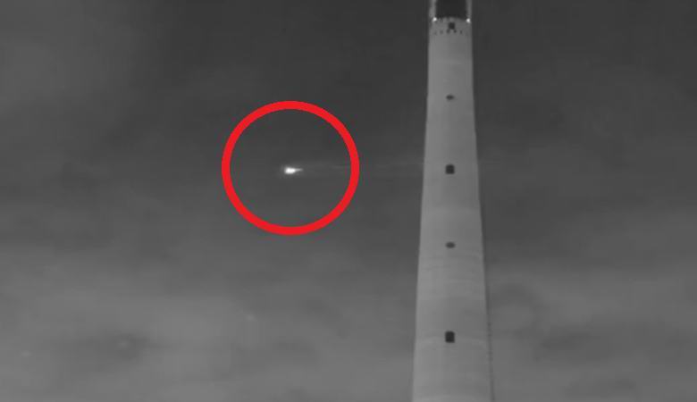 Un UFO luminoso con una lunga coda travolto Ekaterinburg