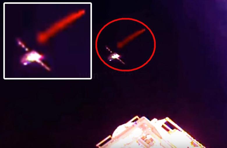 Un UFO rosso balenò sul Drago durante l'attracco con l'ISS