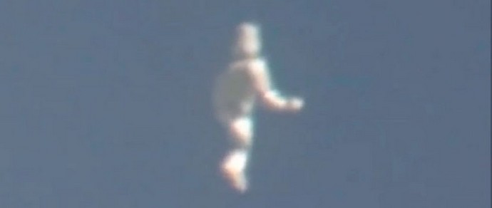 L'UFO vola su Los Angeles sotto forma di un uomo