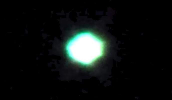 Un brillante UFO è stato fotografato durante la notte a Novosibirsk