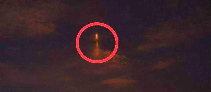 Durante la sera Orenburg ha fotografato gli UFO sotto forma di un pilastro splendente