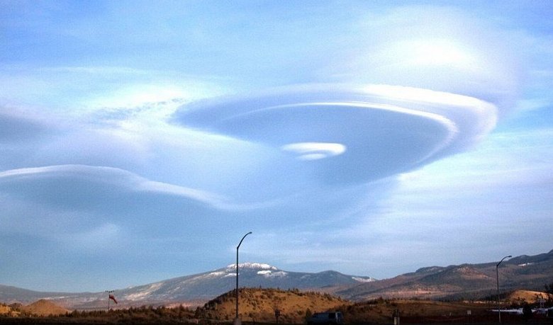 Un enorme imbuto aleggiava sul Giappone, che si comportava in modo strano