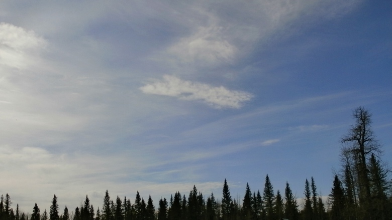 Le nuvole rettangolari, triangolari e altre non standard iniziarono ad apparire sempre più sopra la Terra