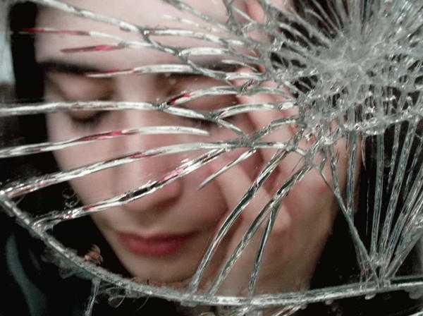 guarda in uno specchio rotto 