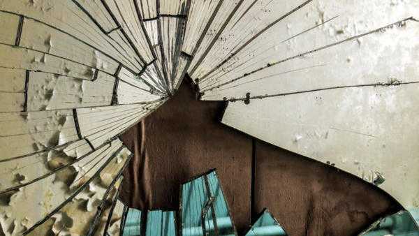 segni di uno specchio rotto 