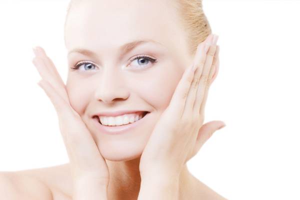 segno di un brufolo sulla guancia destra segno di un brufolo sulla guancia destra