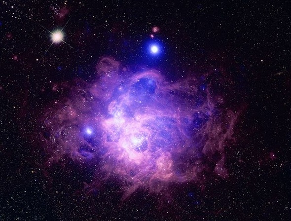 La NASA ha mostrato un'istantanea di una galassia vicina in cui circa 200 giovani stelle