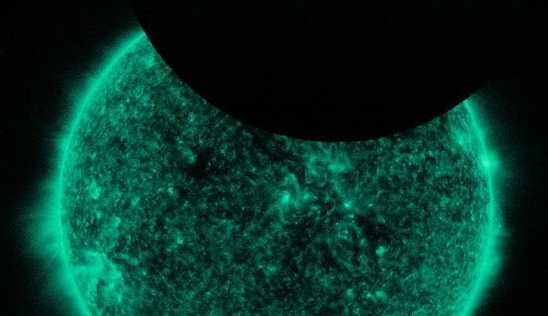 La NASA ha fotografato un pianeta misterioso, volando improvvisamente vicino al Sole