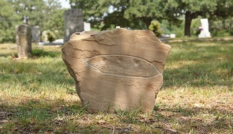 Una ricompensa di mille dollari è stata nominata per il ritorno della lapide dalla tomba dell'alieno