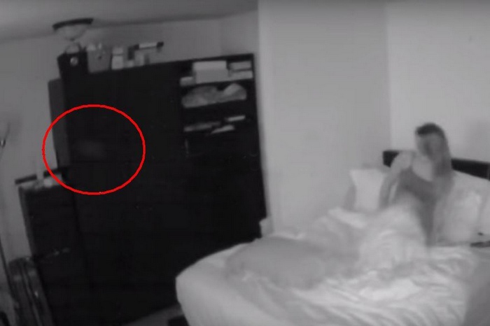 Un fantasma ostile è stato catturato da una telecamera di sorveglianza