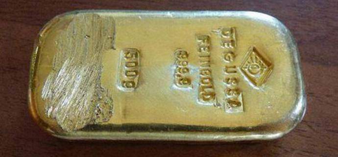 Il bagnante tedesco ha trovato un lingotto d'oro da mezzo chilo nel lago