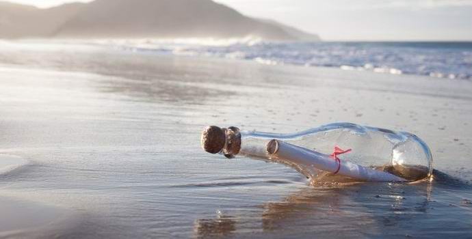 La donna tedesca ha catturato un vecchio messaggio record in una bottiglia dal mare