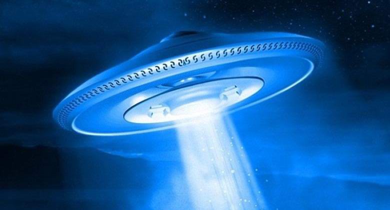 Un insolito UFO volò proprio sopra il suolo