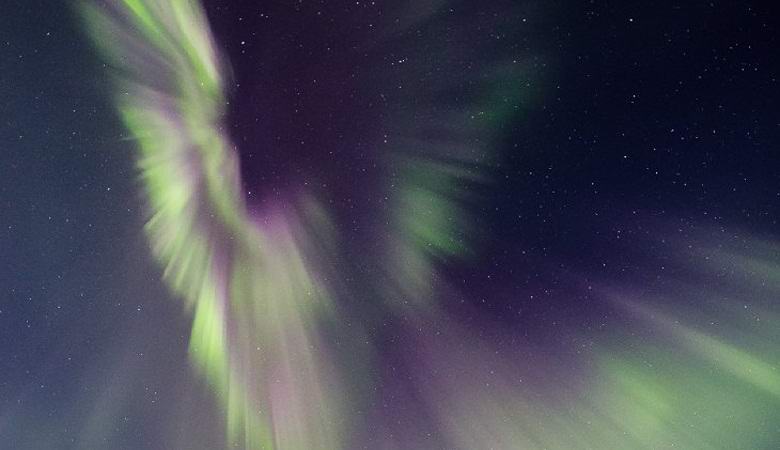 L'insolita aurora è stata riconosciuta come il risultato di una crepa nella magnetosfera.