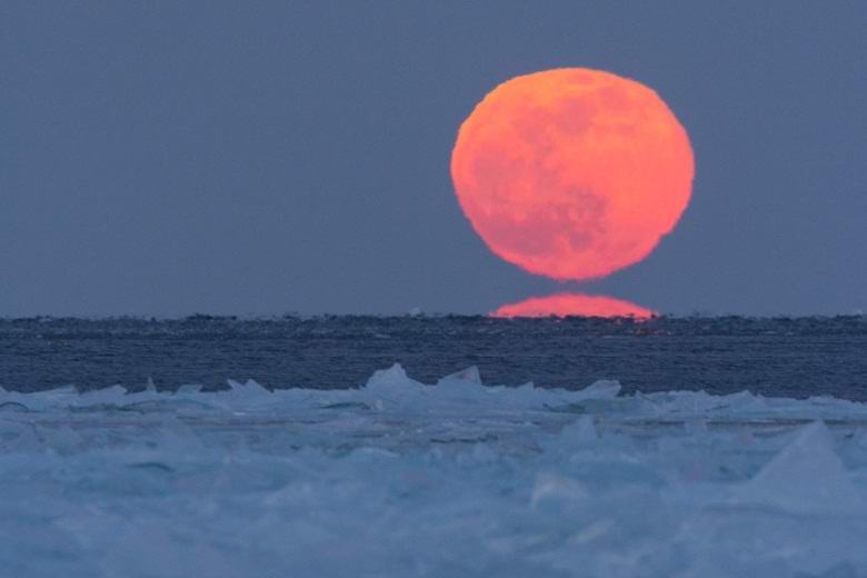 Un'insolita doppia luna fotografata negli Stati Uniti