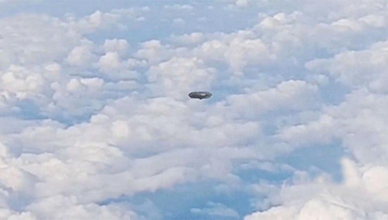 Un oggetto non identificato nel cielo - questo è l'UFO